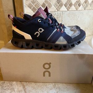 On Running WOMEN'S CLOUD X SHIFT LOW TOP SNEAKERS IN INK/CHERRY size 7